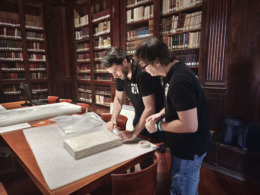 Proceso de traslado de los libros de la Biblioteca Històrica.